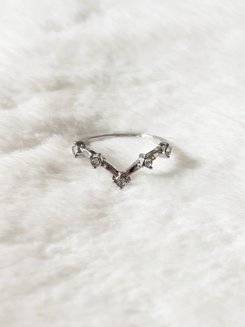 5/$15 🩷 MUST BUNDLE Delicate V-Shape Silver Ring with Clear Stones